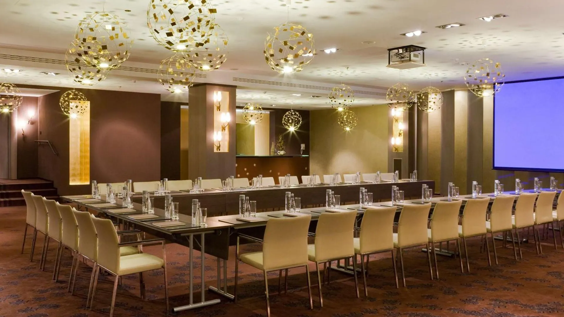 מלון Sofitel Warsaw Victoria 5*,  פולין